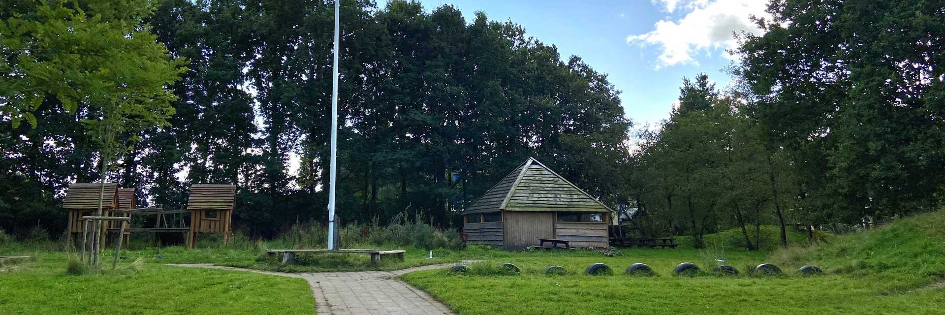 Børnehaveafdelingens bålhus og flag