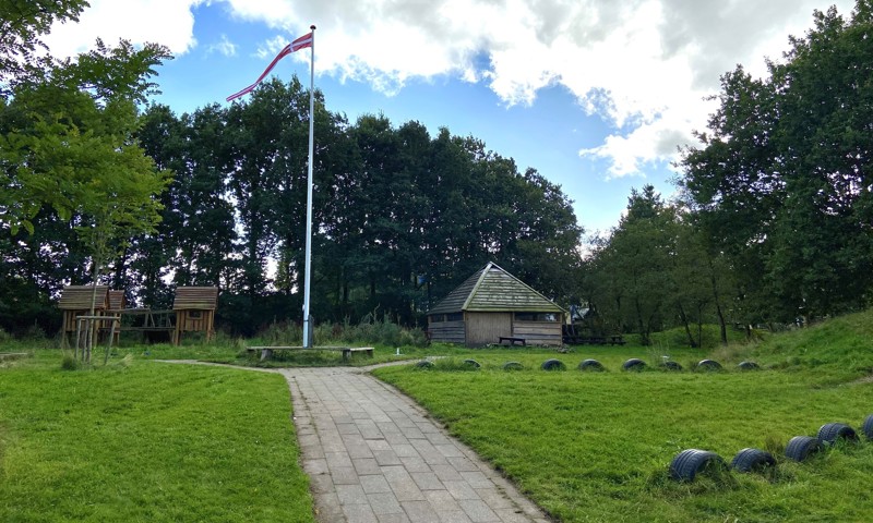 Børnehaveafdelingens bålhus og flag